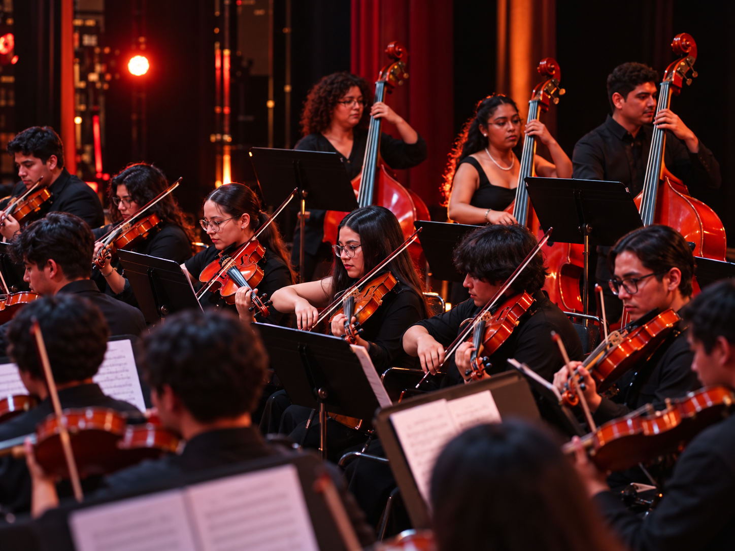 Orquesta en vivo bajo luces cálidas